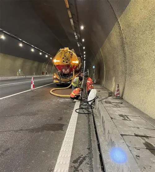 兰山隧道排水渠清淤